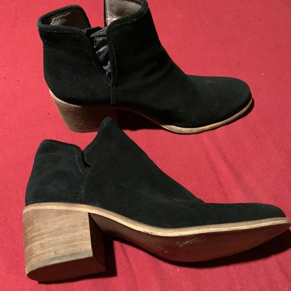 HINGE Size 7.5 Black Suede Leather Booties Side Notch Cut Out
